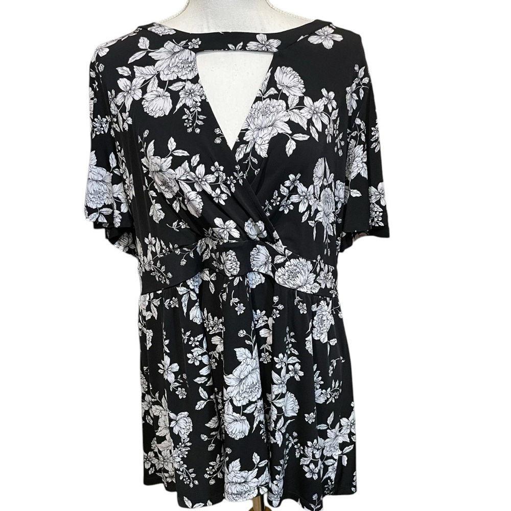 Torrid Black and White Flowered Peasant Short Sleeved Blouse. Size 2X